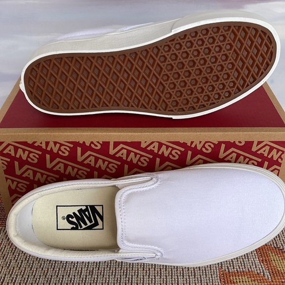 Vans WMNS Classic Slip-On
True White
VN0A3JEZW00
Sneakers - Picture 3 of 16